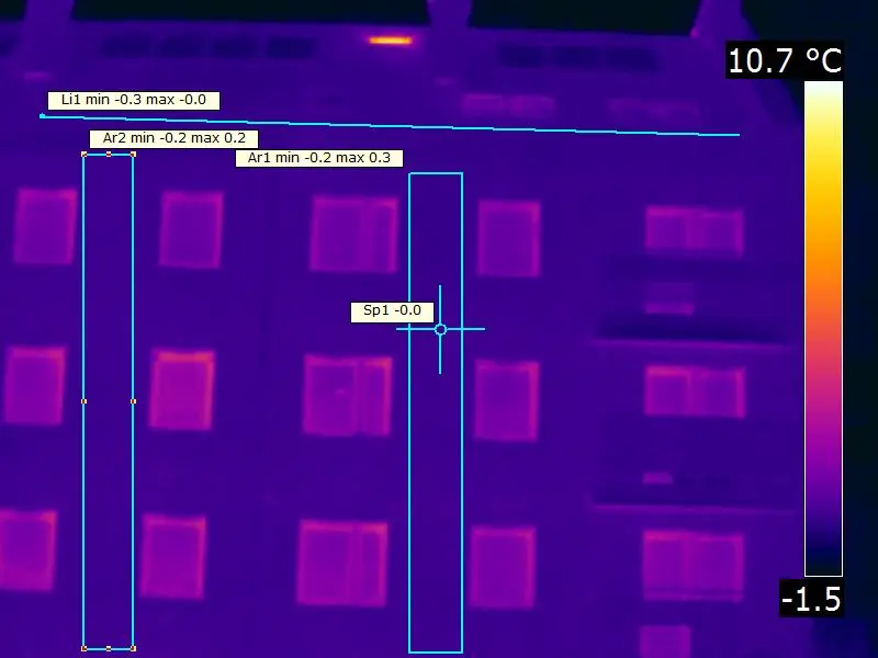 Termogram elewacji budynku z zaznaczonymi obszarami pomiarowymi
